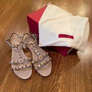 Valentino Garavani Flat Rockstud Sandal in Poudre size 40